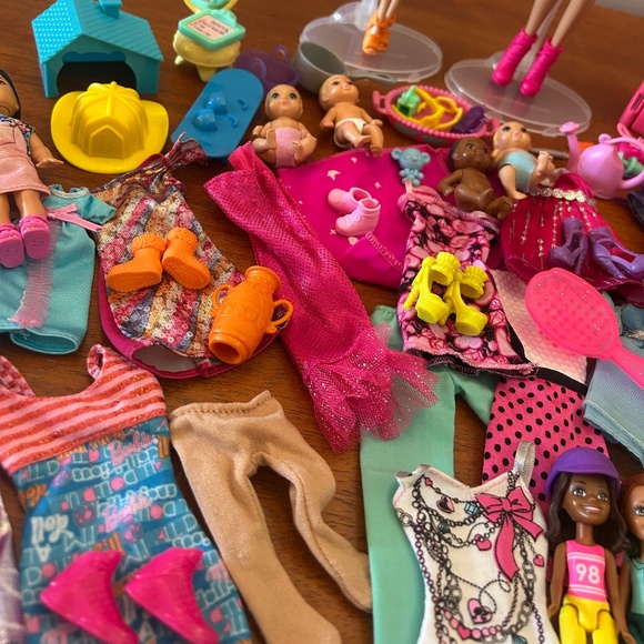 Barbie doll lot with closet - Picture 3 of 9